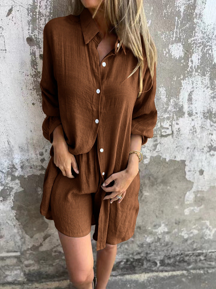 đTvĂ„delat set med lĂ„ngĂ€rmad skjorta och shorts för kvinnor