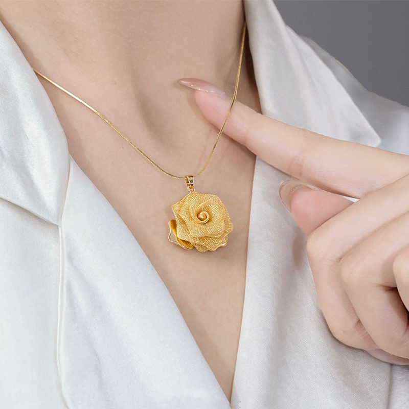 🌹Lätt och lyxigt rosahalsband